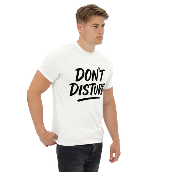 Camiseta DON’T DISTURB – estilo claro, mensaje directo - Imagen 2